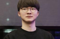 LOL比赛暂停长达3小时，选手打开直播看比赛，被官方禁赛处罚