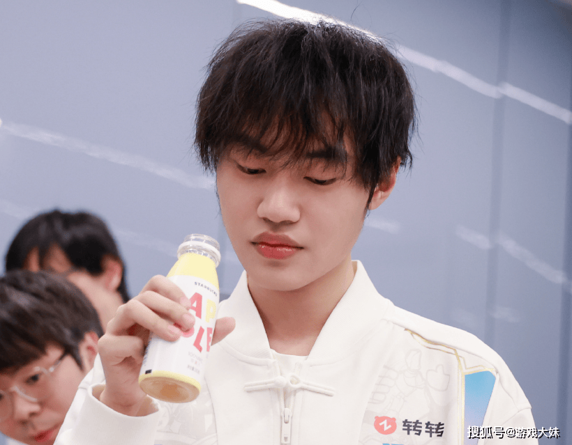 解说米勒说出LPL困境，中单选手出现严重断档，新生代实力都很菜