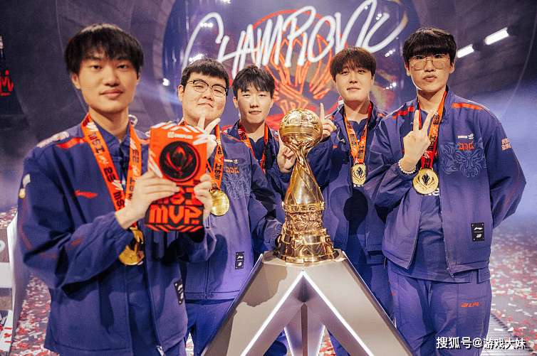 LOL官方点名knight，将他所有荣誉罗列出来，离大满贯还差一个S冠