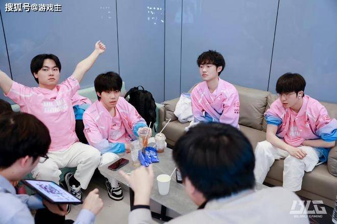 英雄联盟S15世界赛晋级分析，十二支确定名额，只有LPL打冒泡赛