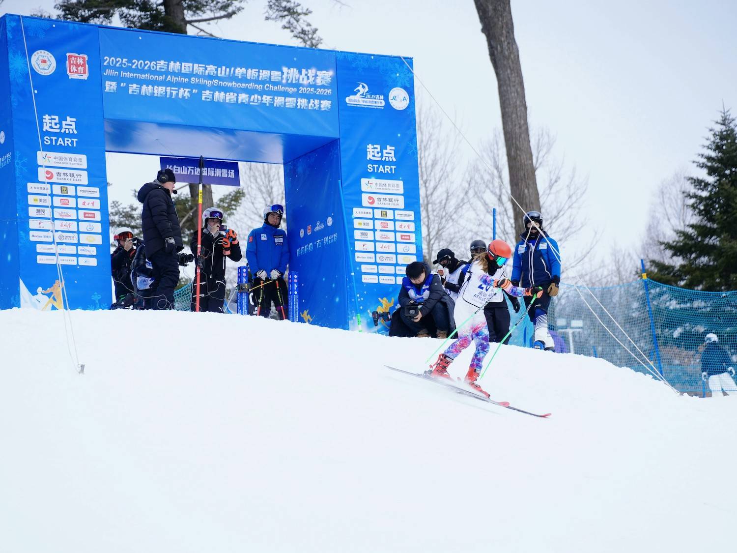 作为赛事官方赞助商，“水中贵族”百岁山为参赛选手提供高质量补水，同时为赛事的成功举办提供强大助力。