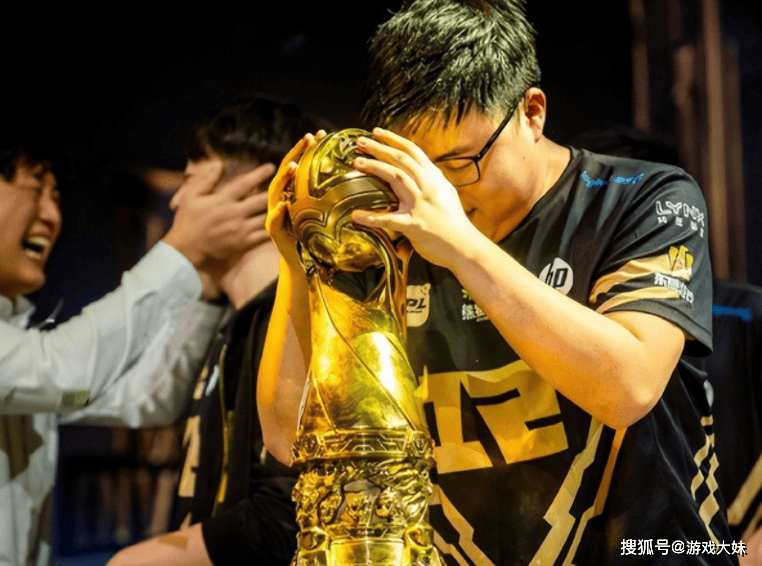 LPL新赛季战队公布，一支战队静悄悄退出，资金链彻底断裂